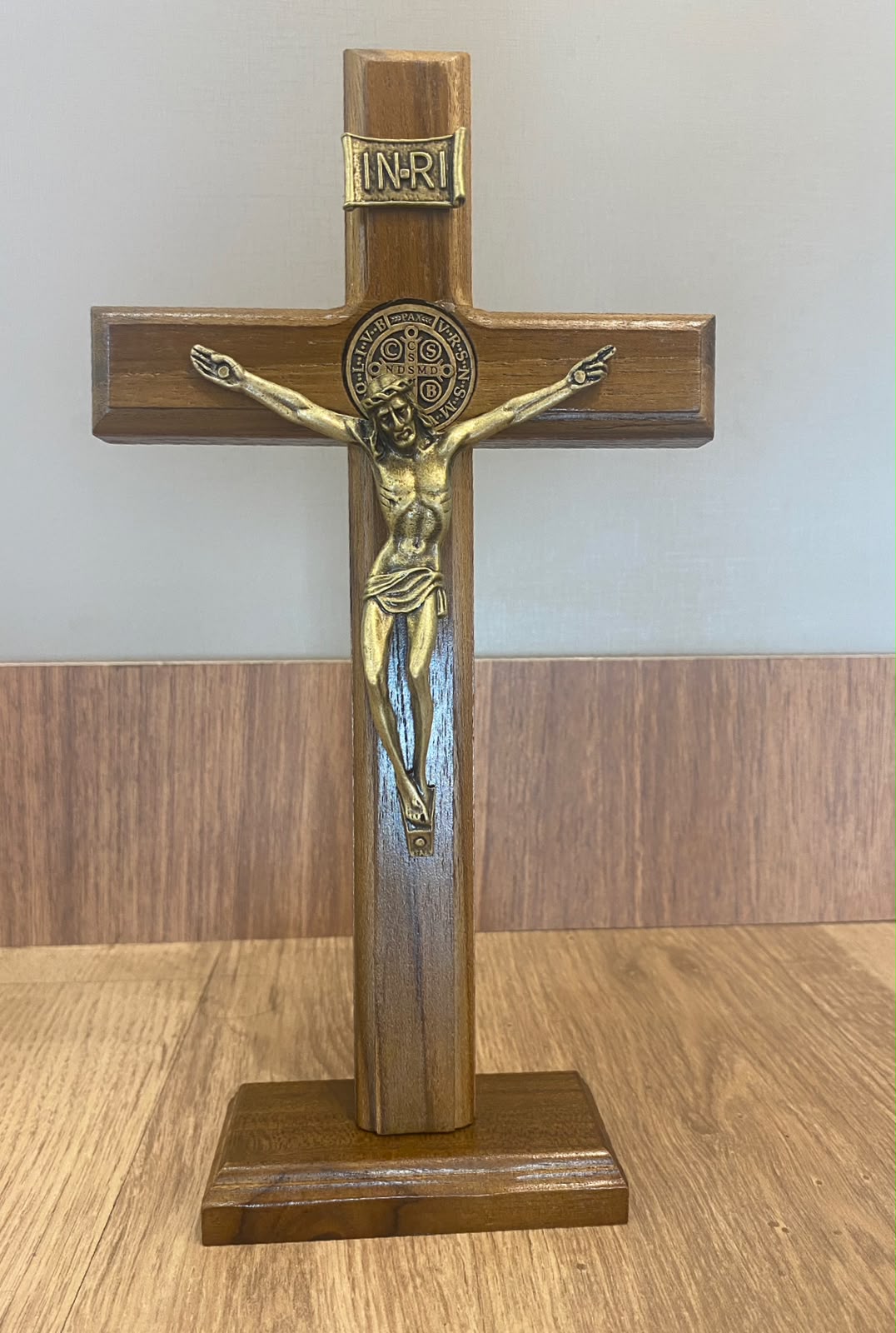 CRUCIFIXO MADEIRA 26CM COM MEDALHA DE SÃO BENTO