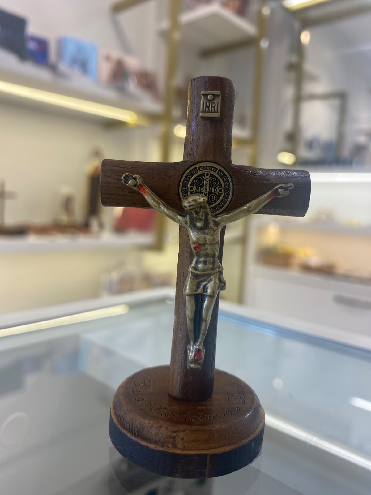 CRUCIFIXO MADEIRA CILINDRICA 15CM SANTAS CHAGAS