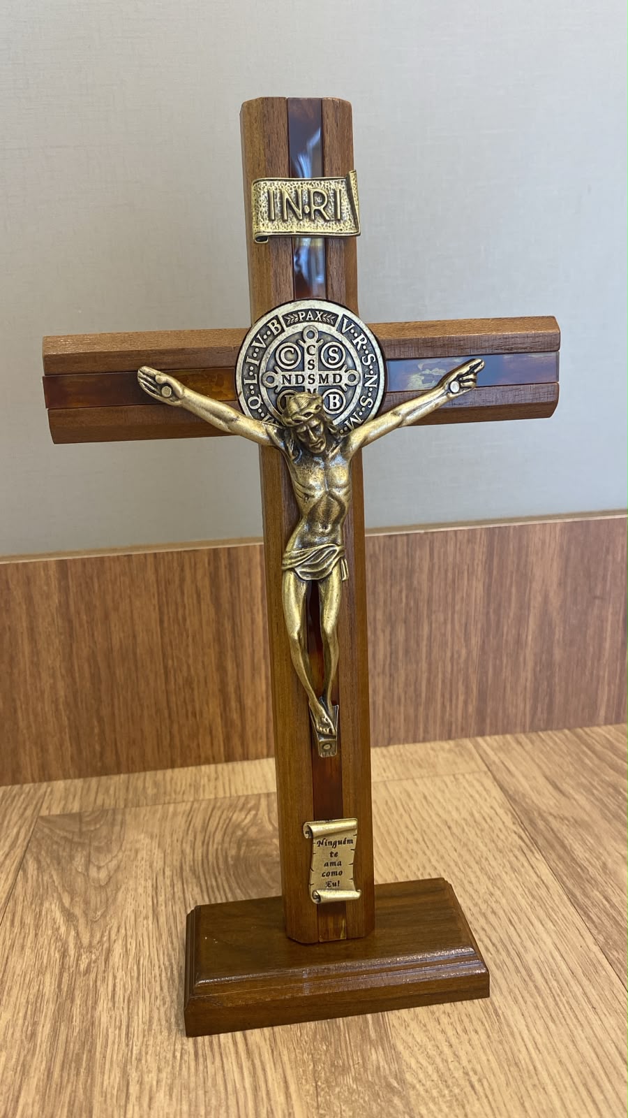 CRUCIFIXO MADEIRA 26CM COM MEDALHA DE SÃO BENTO DETALHE MESCLADO