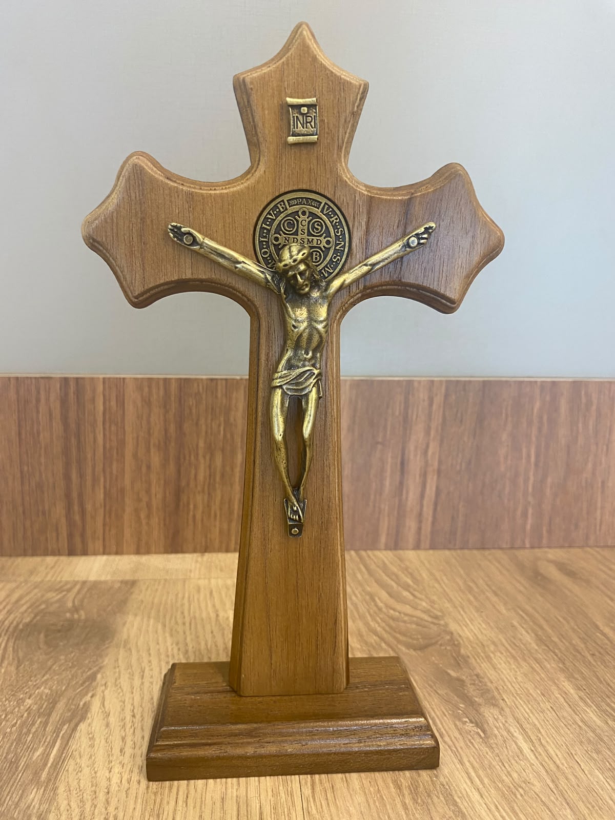 CRUCIFIXO MADEIRA MOLDADO 23CM COM MEDALHA DE SÃO BENTO