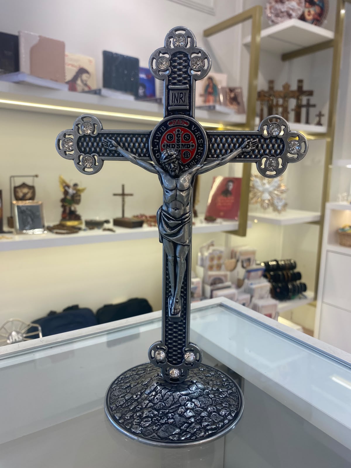 ADORNO CRUZ PRATA VELHA 25CM COM MEDALHA DE SÃO BENTO E STRASS