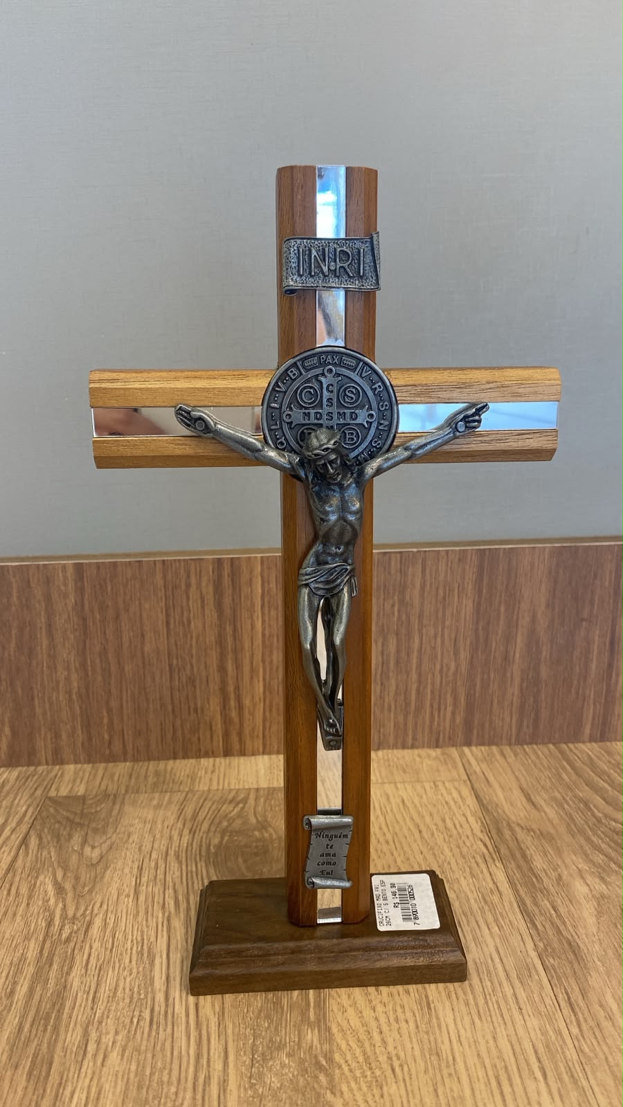 CRUCIFIXO MADEIRA 26CM COM MEDALHA DE SÃO BENTO DETALHE ESPELHADO