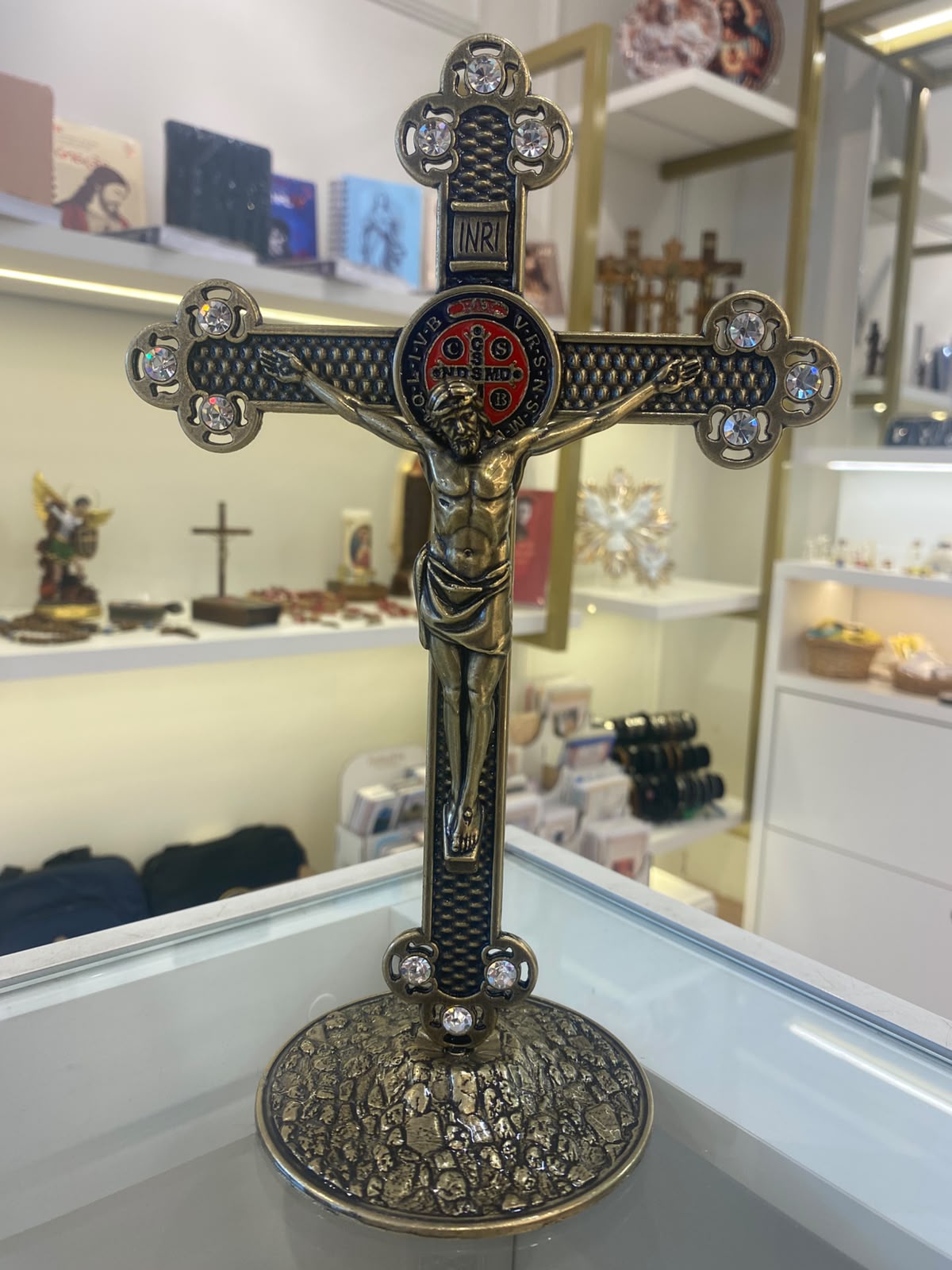 ADORNO CRUZ OURO VELHO 25CM COM MEDALHA DE SÃO BENTO E STRASS