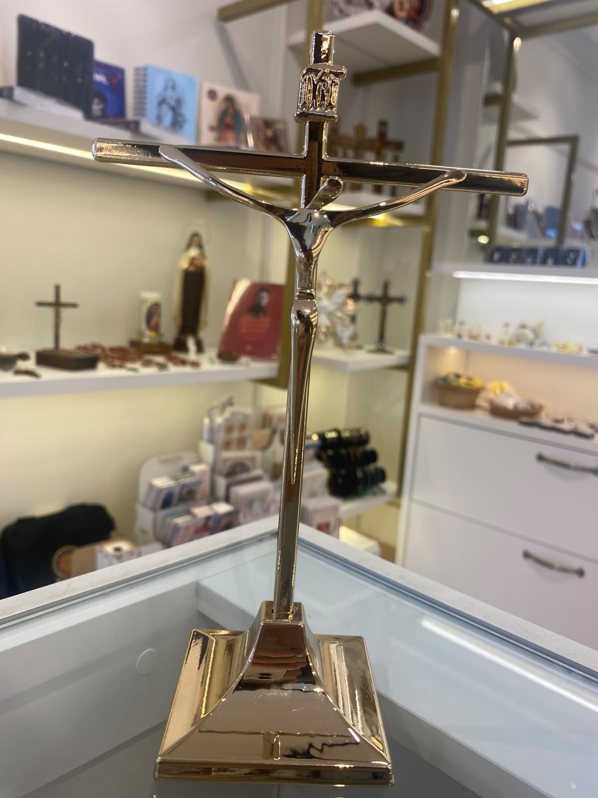 ADORNO CRUZ DOURADA 22CM COM BASE
